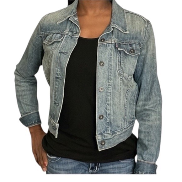 Levi's Jackets & Blazers - Levi cropped waist jean jacket size Medium